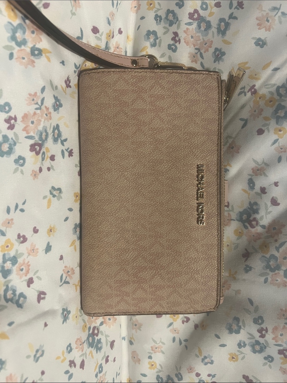 Michael Kors Blush Pink Signature Wristlet Wallet - Picture 2 of 8